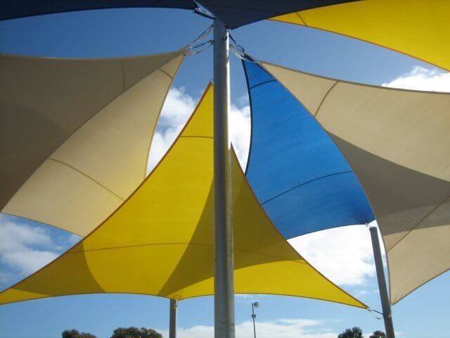 voile d’ombrage avec fixations mur et poteau